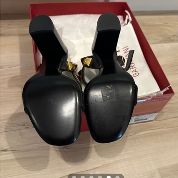 Brand new Valentino sandals. Never worn! - Picture 5 of 7